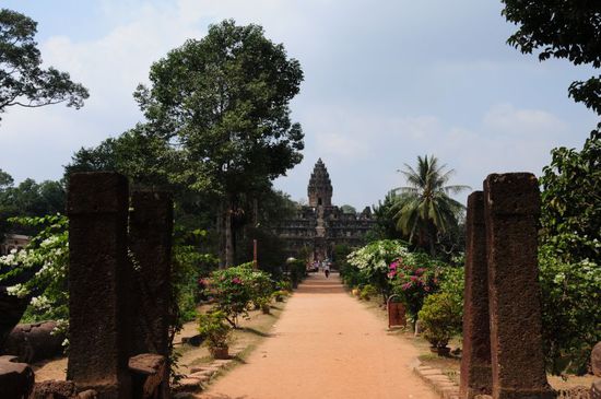 Bakong, rechts und links des Weges Wasser