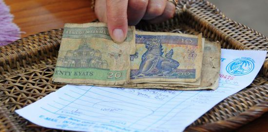 Auch das gibt es, kleine Scheine zu einem 50 Kyat-Bündel zusammengetackert