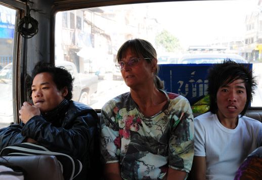 Im Bus, in der letzten Reihe