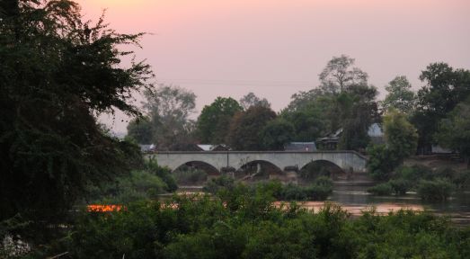 Blick auf die ehemalige Eisenbahnbrücke