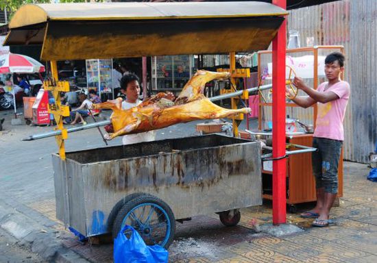 Gegenüber wird gegrillt, das Fleisch ist abends fertig. Soll "cow" sein, von der Größe her allenfalls eine "junge Kuh"