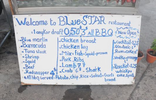 Das abendliche BBQ-Angebot, vor allen Restaurants stehen Holzkohlegrills....