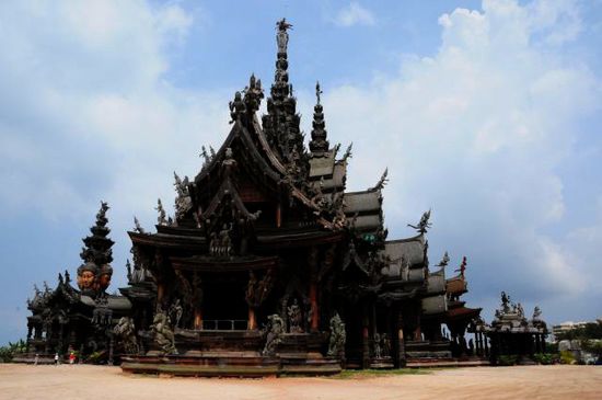 Direkt am Meer gelegen, "The Sanctuary of Truth", ist alles aus Edelholz, inkl. der Nägel