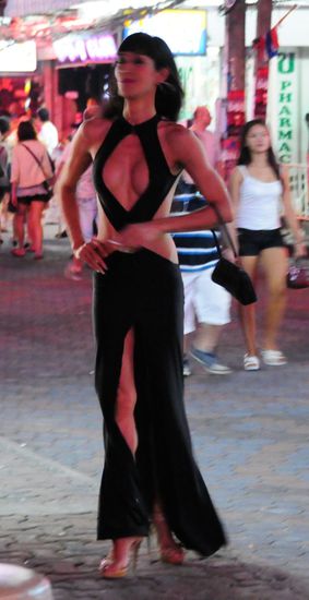 "SIE" hat Pose gestanden