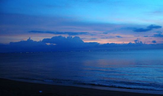 Ein letzter Blick vom Hotelstrand auf den Abendhimmel