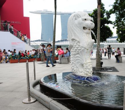 Im roten Kasten links ist der große "Merlion" in seinem Hotel