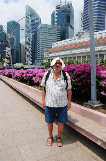 Mal verliert er seinen Sonnenhut, mal vergißt er ihn - heute musste ein Stoffbeutel den Zweck erfüllen - gut dass uns keiner kennt  !!!