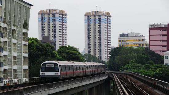 MRT mit den typischen Wohnblocks im Hintergrund