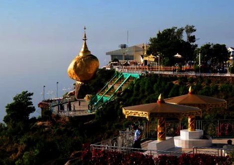Golden Rock, von einem Haar Buddhas gehalten