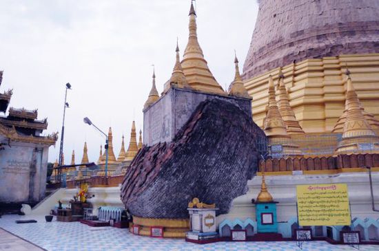 Shwemawdaw-Pagode, das dunkle ist die ehemalige Spitze, zerstört bei einem Erdbeben