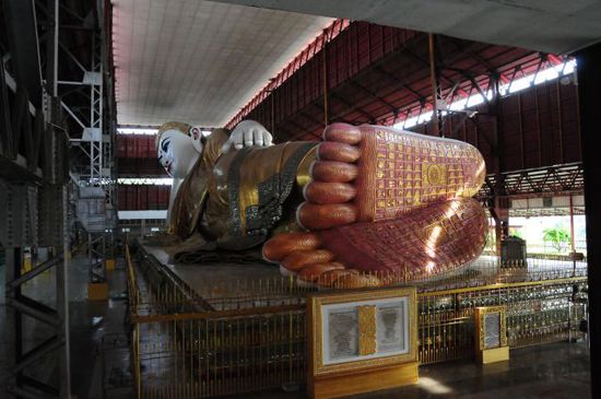 Die Kyauk-Htat-Gyi-Pagode, der 70 m lange liegende Buddha
