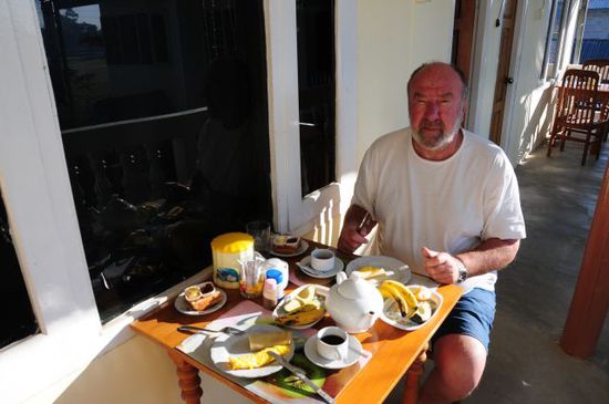 Frühstück auf der Terrasse vor unserem Zimmer