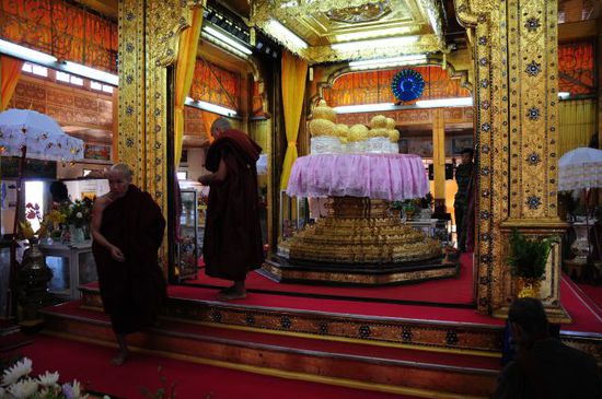 Phaung-Daw-U-Kloster, unter den Goldklumpen sind eigentlich Buddhafiguren