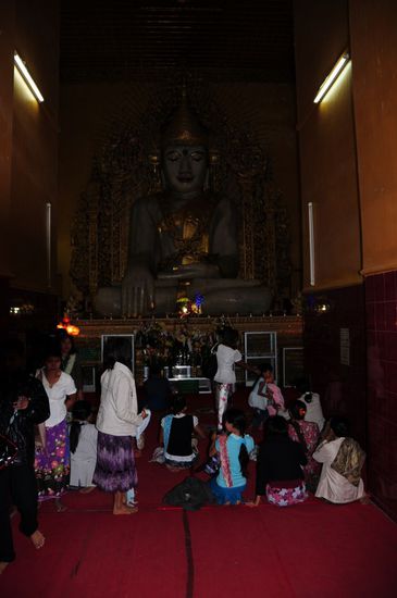 Kyauktawgyi-Pagode, der Buddha ist aus einem Stück Marmor gefertigt