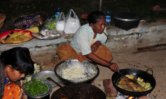 Die Frauen haben stundenlang Essen im Hof für den Abend vorgekocht und frittiert, leider haben wir nur eine Kostprobe bekommen, da wir verabredet waren