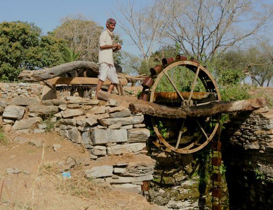 Unterwegs-mit dem Schaufelrad wird das Wasser aus 10 m Tiefe auf die Felder geholt