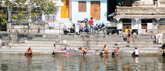 ...an der Treppe daneben, waschen die Männer sich