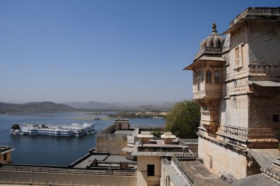 Blick auf das Lake-Palace-Hotel