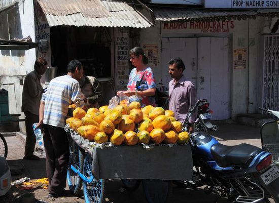 Zur Erfrischung erst mal eine Tüte Papaya gekauft