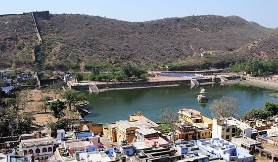Blick vom Garh-Palace auf unser Hotel (das gelbe am Wasser)
