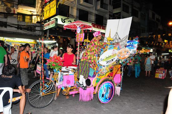 Live Musik hören, Pad Thai essen und unsere erste Begegnung mit Mr. Thailand
