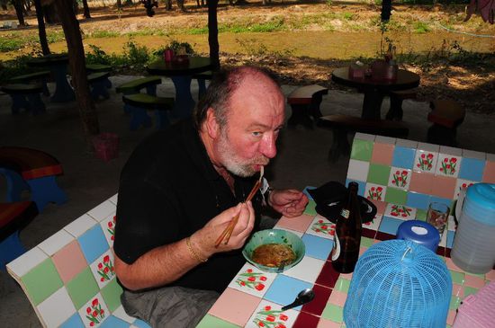 ...aber danach gab es eine stärkende Hühnersuppe mit langen Nudeln und natürlich mit Stäbchen gegessen.