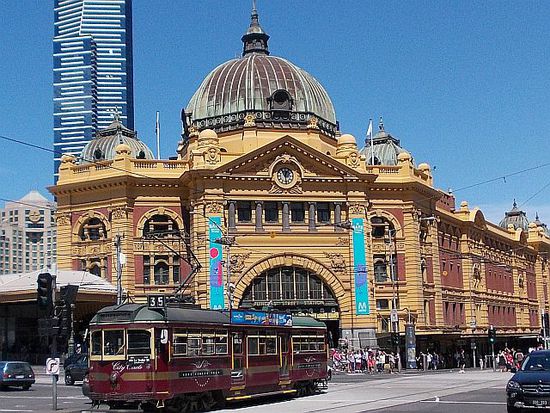 Flinders Station mit alter City Tram im Vordergrund