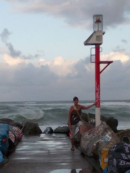 Port Macquarie - sehr große Wellen im Hintergrund, aber warm