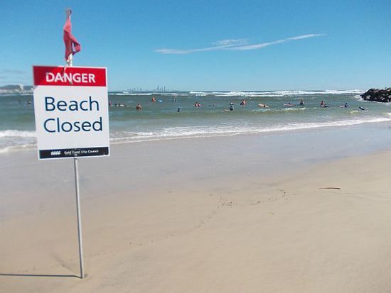 Beach closed, gilt aber wohl nur für Schwimmer, nicht für die Surfschule