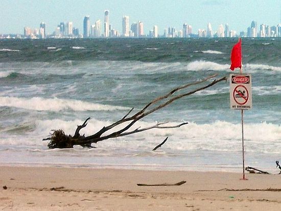 Im Hintergrund die Silhouette von Surfers Paradise