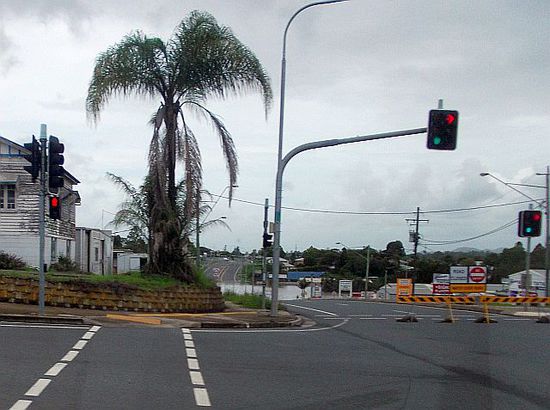 Blick auf Gympie vom Ortsrand aus - da hinten steht schon das erste Wasser