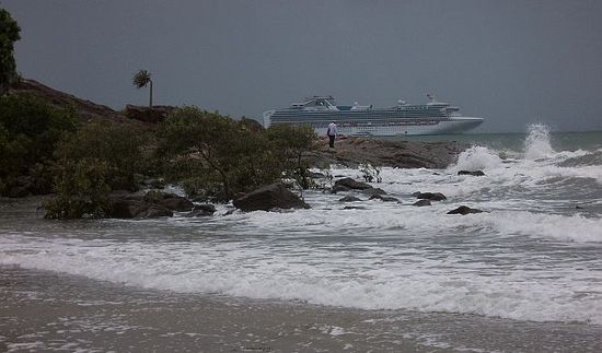 Blick vom Strand auf ankerndes Kreuzfahrtschiff - der Himmel war leider nicht mehr so blau wie gestern