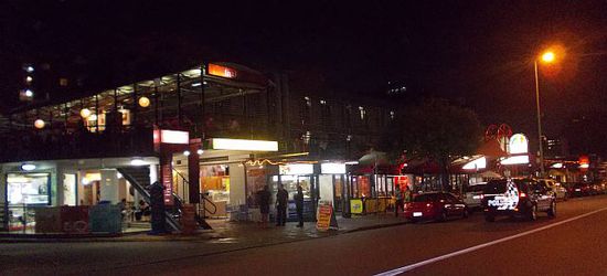 Blick abends in die Mitchell Street