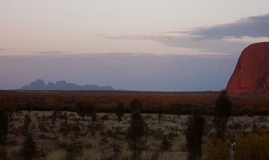Rechts im Bild der Uluru, im Hintergrund die Olgas
