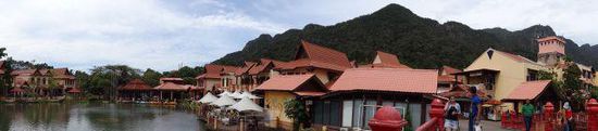 Oriental Village - beim rechteckigen Turm geht das Cable Car hoch