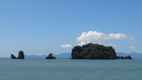 Die Berge im Hintergrund sind bereits Thailand