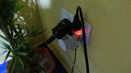Blick auf unsere nächtliche Konstruktion zum Aufladen aller elektrischen Geräte