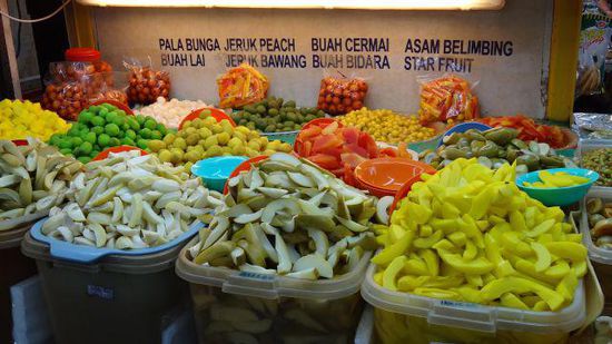 Markthalle - eingelegtes Obst in allen Farben