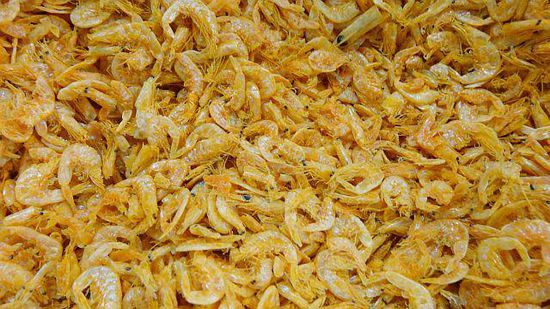Winzige ca. 1 cm große getrocknete Garnelen, werden gern zum Würzen unter das Essen gemischt