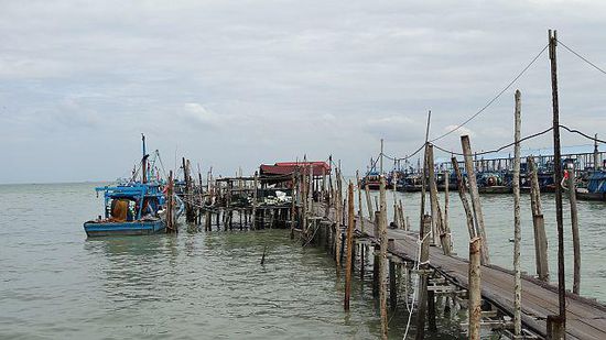 Der Holzpier in Teluk Bahang....