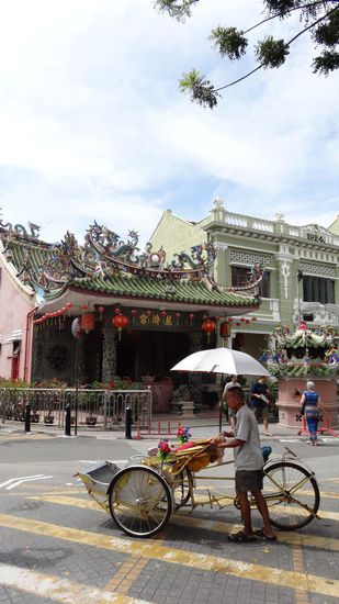 Cheah Kongsi mit Trishaw im Vordergrund - der Cheah Clan ist einer der ältesten Hokkien-Clans in Penang. Tempel wurde um 1870 fertig gestellt