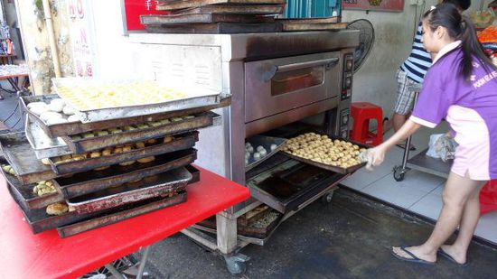 Jonker Street, in einigen Bäckereien werden leckere Plätzchen gebacken