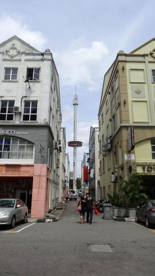 Vom Turm im Hintergrund hatte ich nur die vielen Dächer fotografiert, so sieht das ganze von unten aus