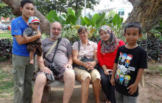Im Park hatten wir eine Pause eingelegt, die junge Familie wollte unbedingt ein Foto mit uns. Das hatten wir schon öfters auf unseren Reisen, dass Bewohner SOAsiens sich mit uns Europäern gerne ablichten lassen.