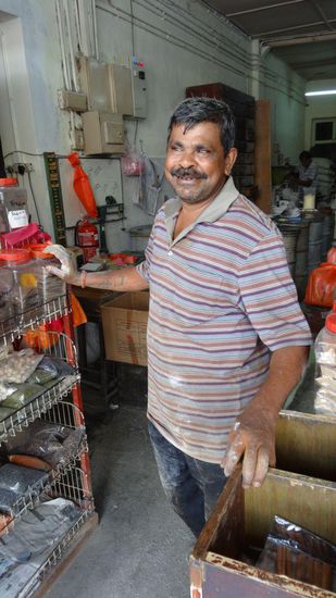 Er hat sich gefreut, dass er fotografiert wurde und uns seine Mühle gezeigt, in der Gewürze oder wie heute....