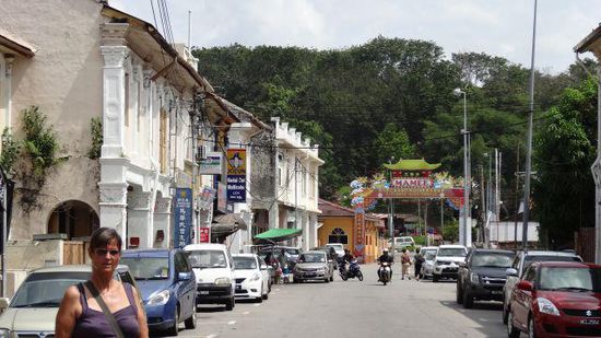 Der grüne Hügel hinter mir ist "Bukit Cina", ein Areal für 12.000 Gräber, der größte Friedhof außerhalb Chinas. Hier sind noch Gräber aus der Ming-Dynastie, die wir aber leider nicht erkannt haben