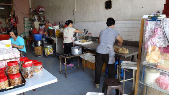 Auch direkt an der Straße, hier wird Teig, garantiert ohne Zusatzstoffe, für Gebäck hergestellt, dass hinten gebacken und gleich für den Verkauf verpackt wird