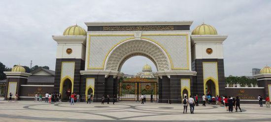 National Palace - am Tor war Schluß für uns als Besucher