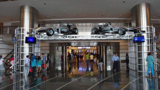Im hinteren Bereich fängt die Suria KLCC-Mall an