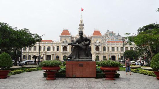 ....das Rathaus mit Onkel Ho Denkmal im Vordergrund mussten sein